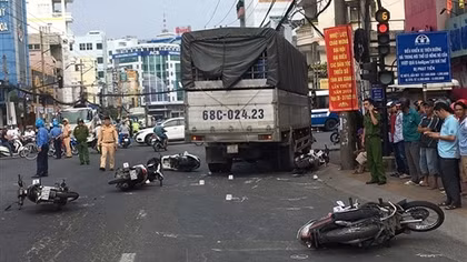 Xe tải sụt hố đường Nguyễn Trãi