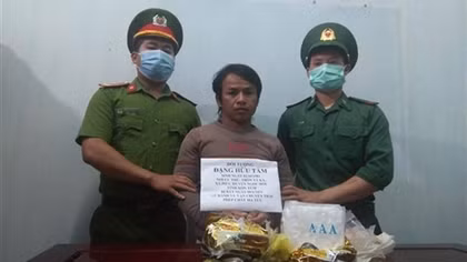 Dùng trực thăng đưa 2 bệnh nhân từ Trường Sa về đất liền điều trị
