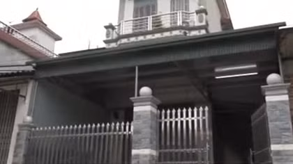 Hai ôtô lao lên lề, vỡ nát sau va chạm