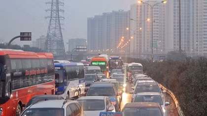 Cảnh sát giải cứu người phụ nữ mắc kẹt trong ô tô sau TNGT