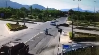 Công an giúp dân khắc phục hậu quả do mưa lớn kèm lốc xoáy ở vùng biên Đà Nẵng