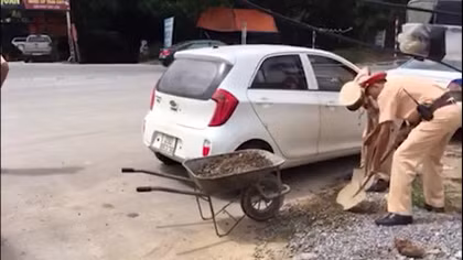 Những lời động viên đúng lúc, CSGT giúp cô gái từ bỏ ý định tiêu cực