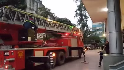 Chủ tiệm nhảy qua tủ kính đuổi "yêu nữ" cướp vàng