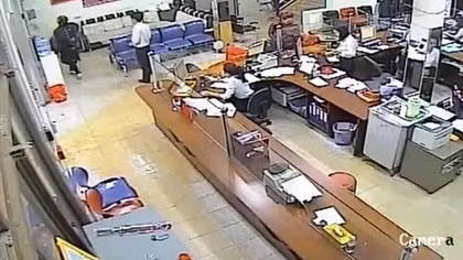 Đối tượng nghi "ngáo đá" cầm kéo leo mái nhà, hủy hoại tài sản người dân