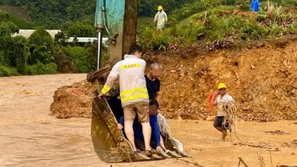 Đại tướng Nguyễn Trọng Nghĩa tặng quà học sinh, trao kinh phí xây nhà tình nghĩa