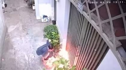 Hàng loạt ô tô dồn toa ở Hà Nội, xe con bị "vò nát"
