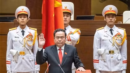 Cảnh sát dập tắt vụ cháy lớn giữa khu dân cư trung tâm Đà Lạt