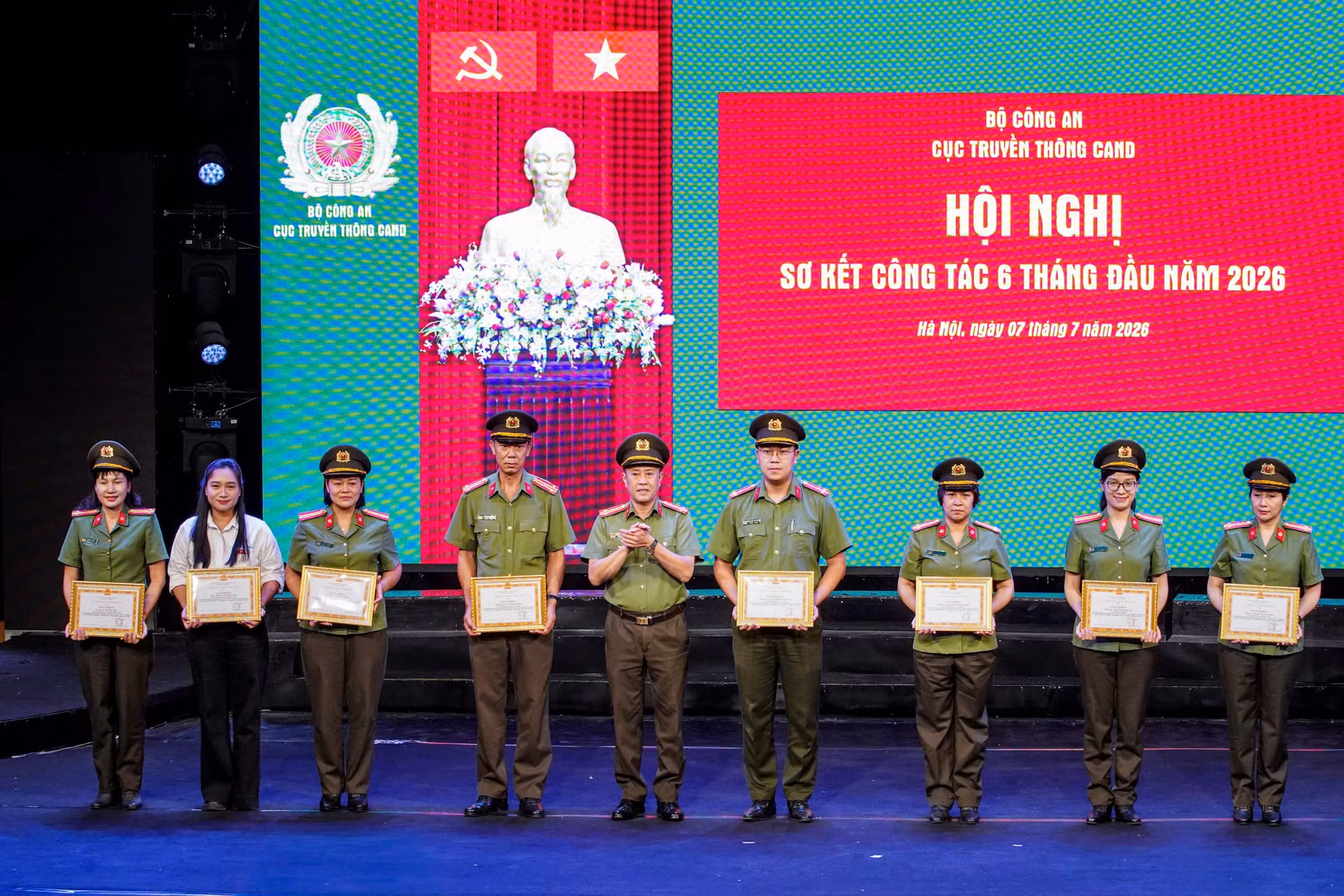 Đại tá Nguyễn Anh Tuấn, Phó Cục trưởng Cục Truyền thông CAND trao Giấy khen tặng các tập thể, cá nhân có thành tích xuất sắc.