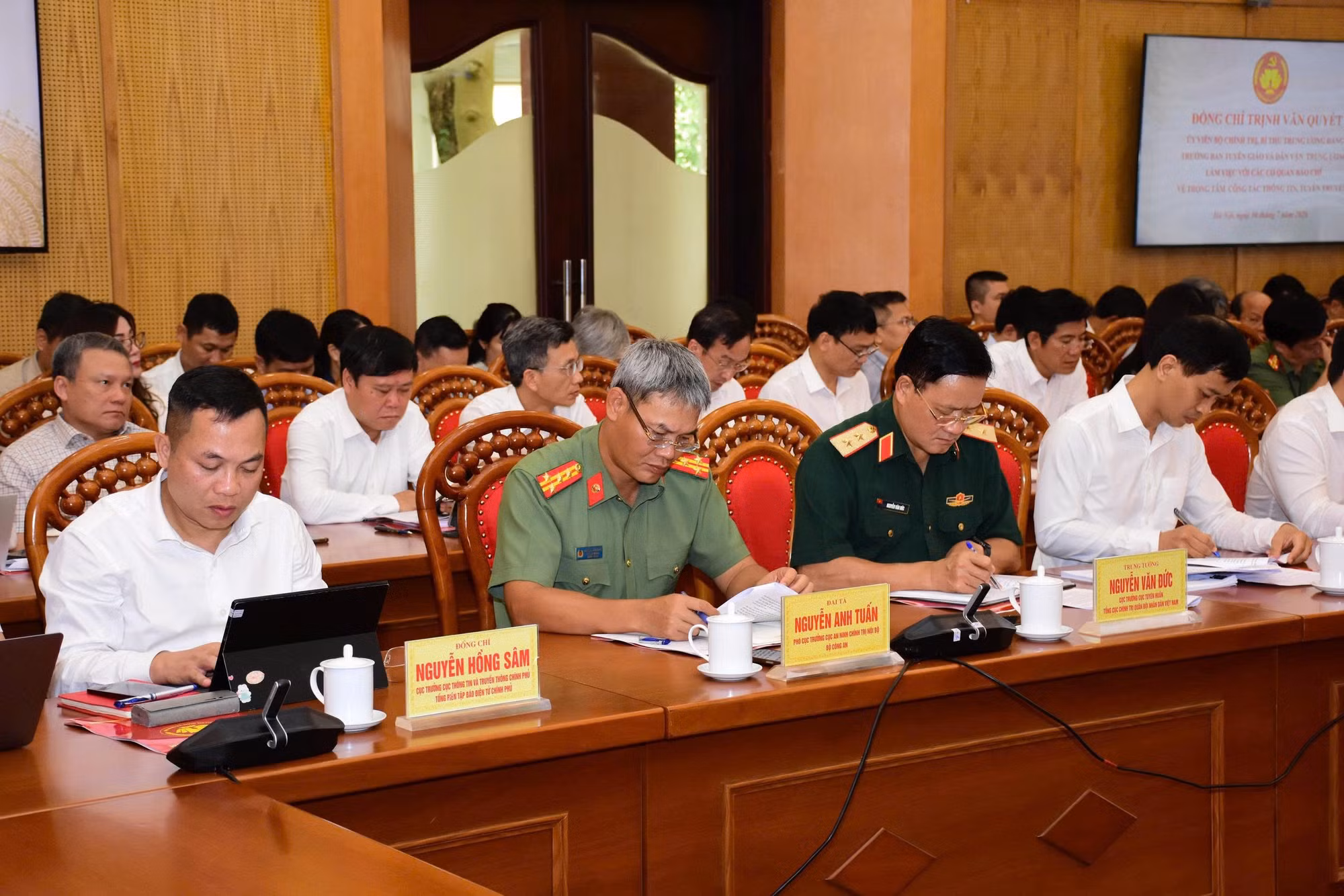 Các đại biểu tại buổi làm việc.