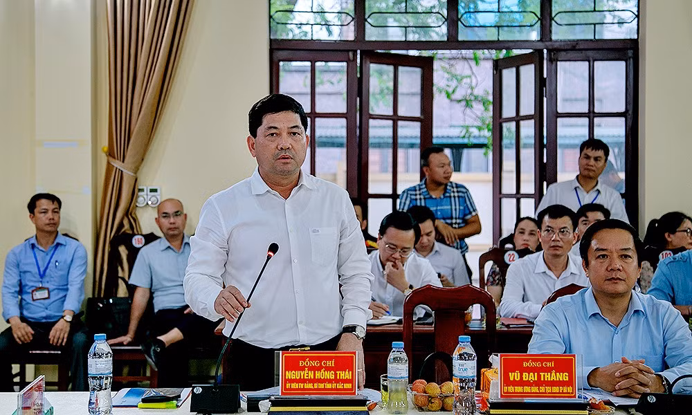 bi-thu-tinh-uy-phat-bieu.jpg