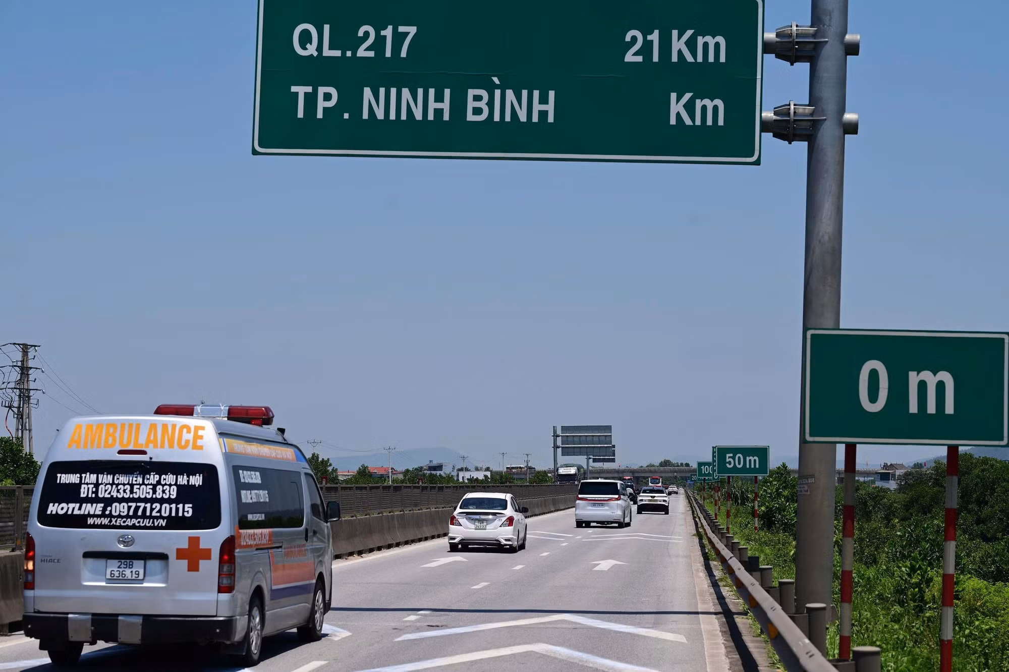 Biển báo đo khoảng cách an toàn trên cao tốc.