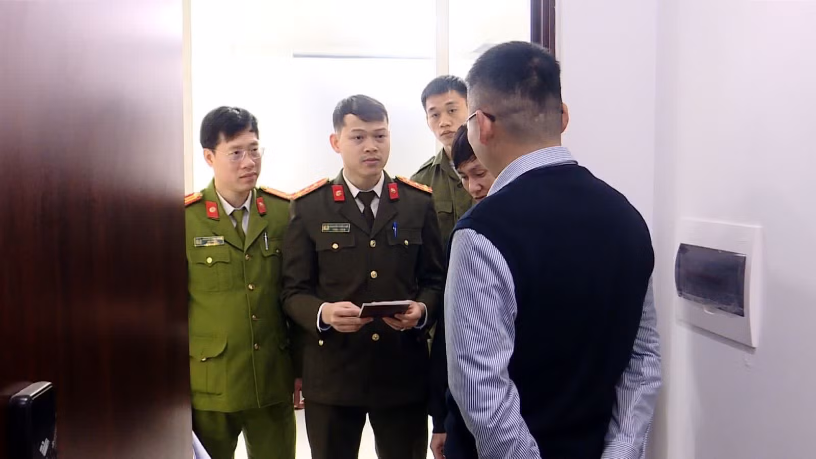 bn-kiem-tra-nguoi-nuoc-ngoai-1773390527816.jpg
