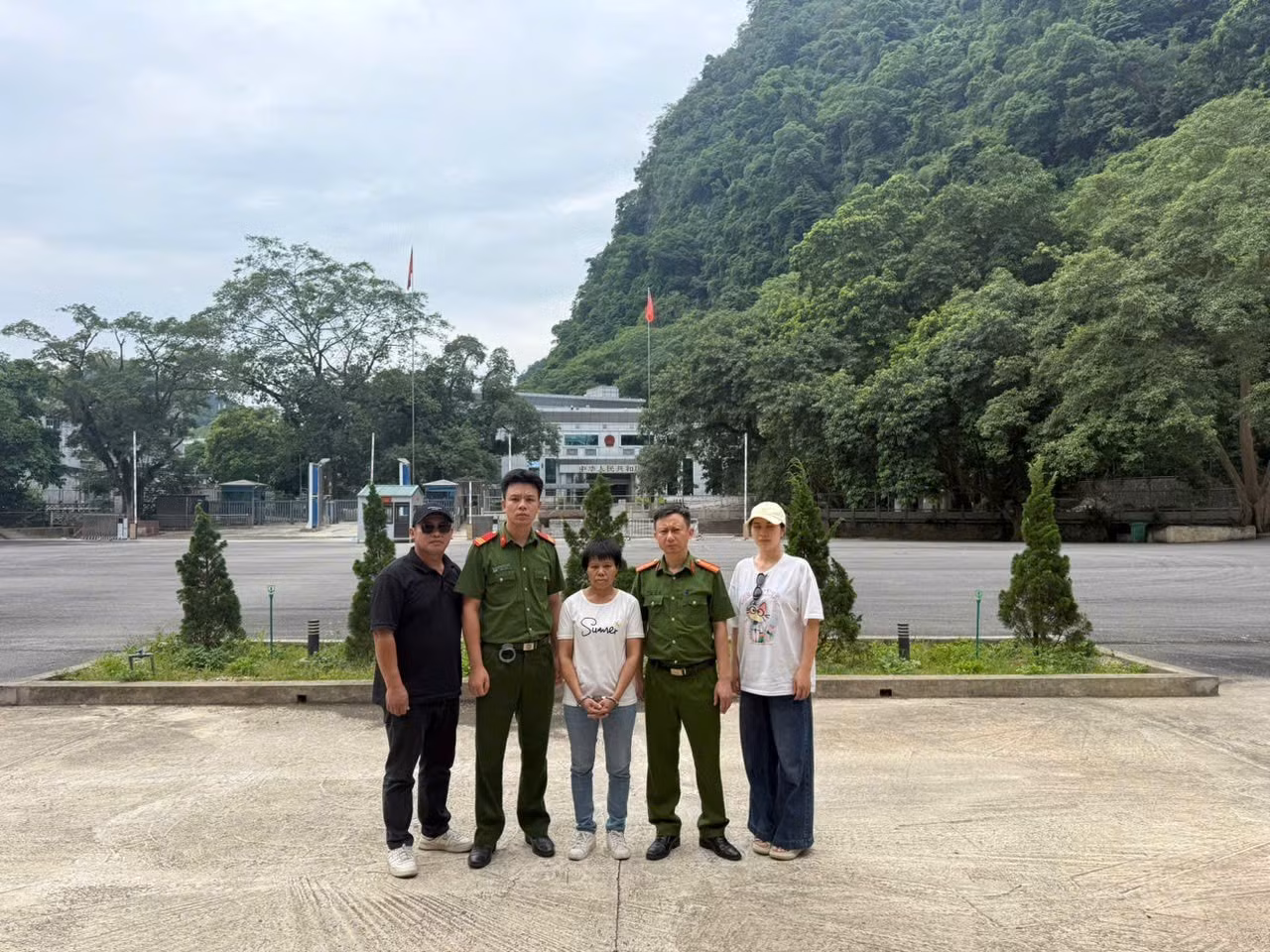 1-can-bo-cong-an-tinh-bac-ninh-to-chuc-bat-giu-thanh-cong-doi-tuong-truy-na-nguyen-thi-hoa-tai-cao-bang.jpg