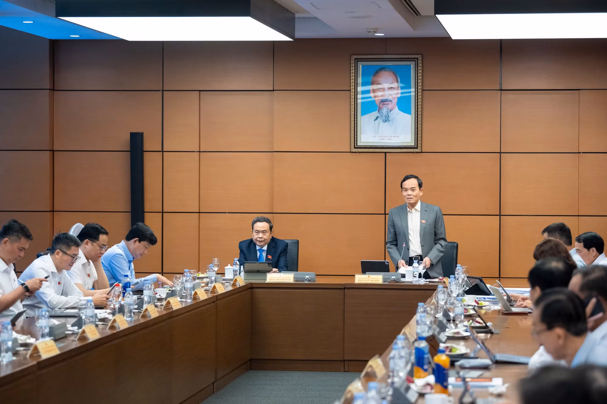 Các đại biểu thảo luận tại Tổ 2, Đoàn TP Hồ Chí Minh.
