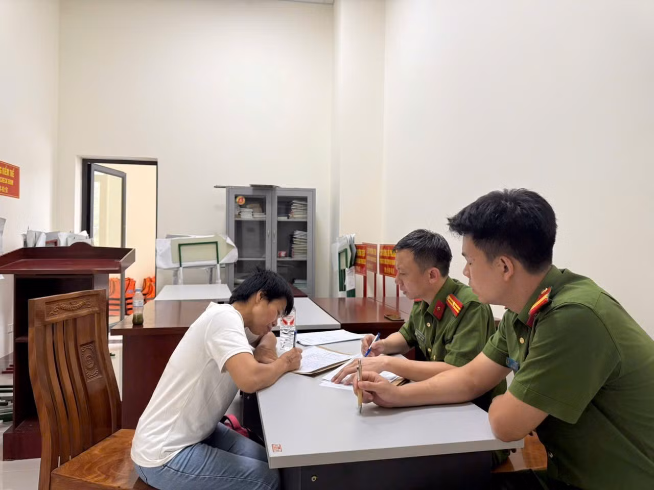 2-can-bo-cong-an-tinh-bac-ninh-lam-viec-voi-doi-tuong-truy-na-nguyen-thi-hoa.jpg