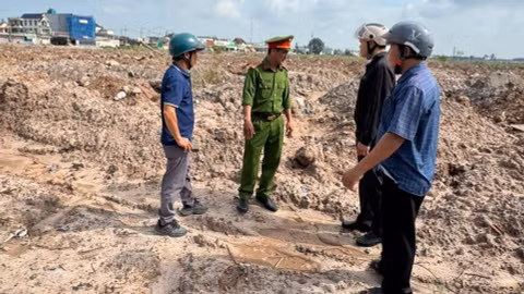 Hai công ty thi công dự án đường nghìn tỷ đổ "bậy" chất thải xây dựng