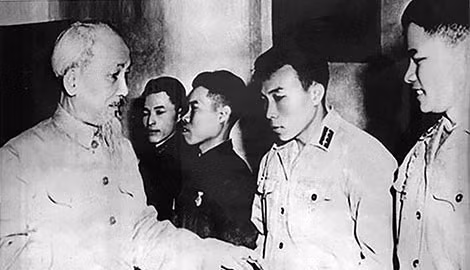 Từ phiên gác bên Người đến những vòng bảo vệ bình yên hôm nay