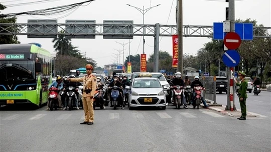 Ngày cuối nghỉ Tết dương lịch, CSGT Hà Nội chốt trực đảm bảo giao thông đón người dân trở về