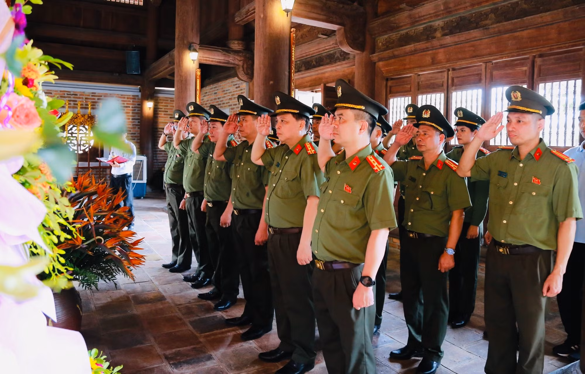 Đoàn công tác Cục Ngoại tuyến tổ chức báo công dâng Bác tại Khu lưu niệm Chủ tịch Hồ Chí Minh.