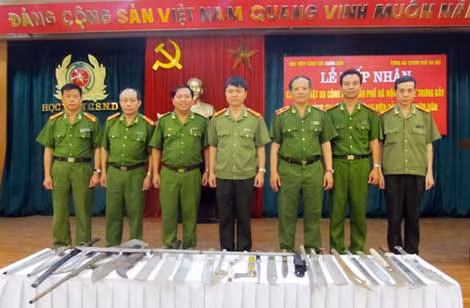 Lễ tiếp nhận 75 hiện vật do Công an TP. Hà Nội trao tặng Học viện CSND.