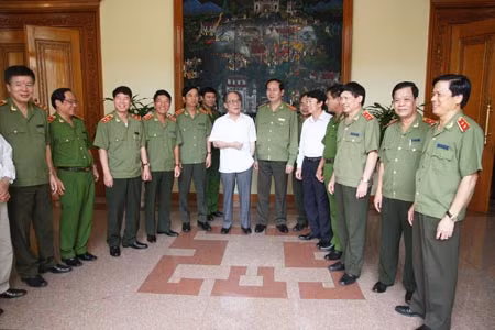 Gắn việc thực hiện Nghị quyết Trung Ương 4 (khóa XI) với tiếp tục đẩy mạnh học tập, làm theo tấm gương đạo đức Hồ Chí Minh ảnh 1