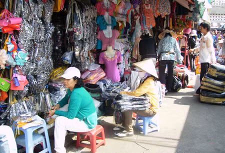 Cần kiểm soát hàng may mặc trôi nổi trên thị trường ảnh 1