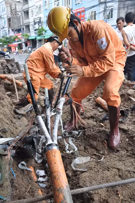 Cả quận mất điện do thi công tùy tiện, khoan trúng dây điện ảnh 1