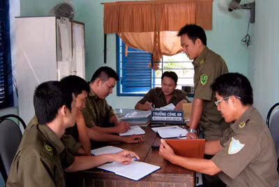 Đồng chí Lê Tiên Phong (đứng) đang họp Ban Công an xã triển khai công tác phòng chống tội phạm trên địa bàn. Ảnh : Văn Nhất.