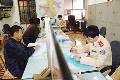 Phòng CSGT Công an tỉnh Hải Dương tiếp nhận hồ sơ đăng ký xe của người dân.