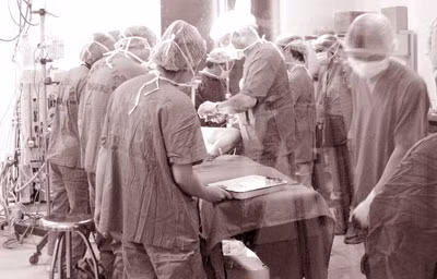 Các y, bác sĩ Bệnh viện 19-8 đang tiến hành ca phẫu thuật tim thứ 2.