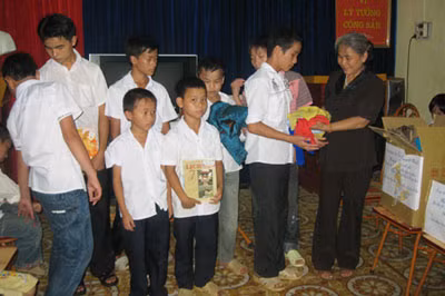 Bà Minh tặng sách cho trẻ em tại Trung tâm bảo trợ XH Yên Bái.