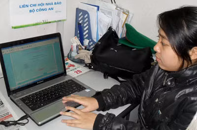Tại Báo CAND, nữ sinh Trường THPT Đống Đa chia sẻ nỗi đau và động viên các bạn ở Nhật Bản qua Internet.