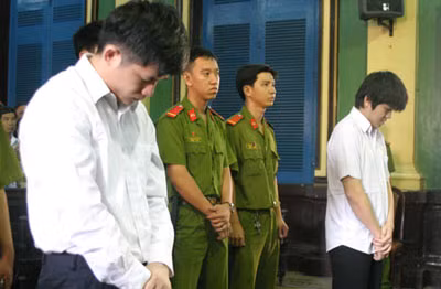 Nhân (bìa trái) và Sang trước vành móng ngựa.