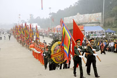 Đoàn cử hành dâng hương tưởng niệm các Vua Hùng.