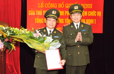 Đồng chí Tô Lâm, Ủy viên Trung ương Đảng, Thứ trưởng Bộ Công an trao quyết định Tổng cục trưởng cho Thiếu tướng Nguyễn Chí Thành.