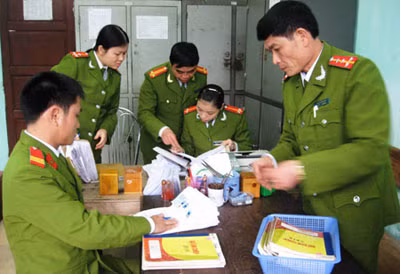 Cán bộ, chiến sỹ Công an huyện Thạch Hà tận tụy với công việc.