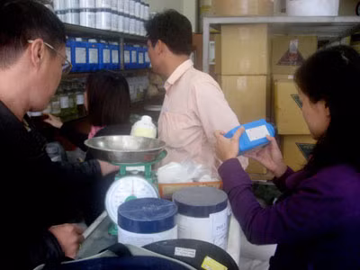 Đoàn kiểm tra liên ngành đang kiểm tra và lập biên bản niêm phong xử lý số hương liệu vi phạm của Công ty TNHH Phúc Đạt.