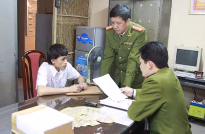 CBCS Đội CSĐT tội phạm TTXH Công an Thái Nguyên lấy lời khai đối tượng Lê Hồng Tân phạm tội giết người.