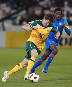 Harry Kewell (trước) sẽ cùng ĐT Australia vượt qua Hàn Quốc?