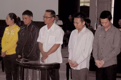 Các bị cáo trước vành móng ngựa.