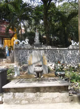 Ngày xưa căn hầm bí mật nuôi giấu cán bộ cách mạng được xây phía dưới chân Phật