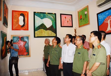 Triễn lãm tranh “Không gian nghệ thuật Hữu Ước”: Nơi trú ngụ tâm hồn giông bão ảnh 1