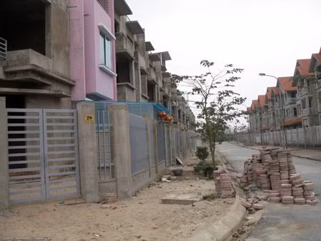 Bất động sản đóng băng, "chôn" vào đó hàng trăm ngàn tỉ đồng càng thêm khó cho nền kinh tế.