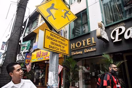 Tấm biển cảnh báo tội phạm ở Kuala Lumper.