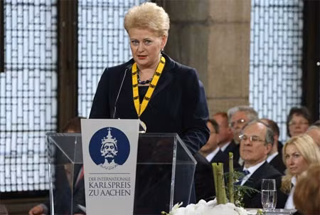Nữ Tổng thống D. Grybauskaite trong lễ nhận giải thưởng Charlemagne danh giá của năm 2013.