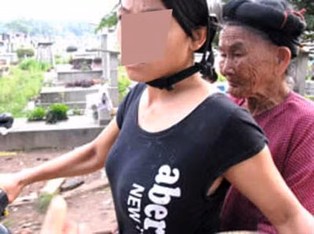 Một cụ bà ngoài 90 tuổi bị chăn dắt trong đường dây kinh doanh người già tại ngã tư Gò Mây.