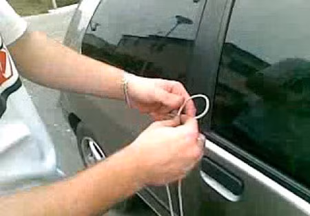 Khó ai tin rằng sợi dây giày này cũng là dụng cụ mở khóa.