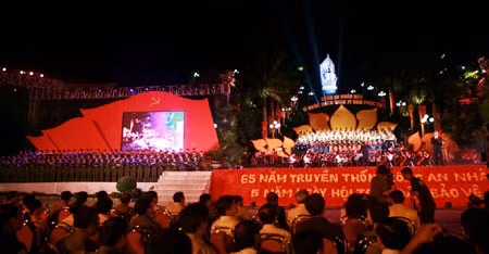 Sân khấu chương trình nghệ thuật “CAND vì nước quên thân vì dân phục vụ” tại Tuyên Quang do họa sĩ Lê Tâm thiết kế.
