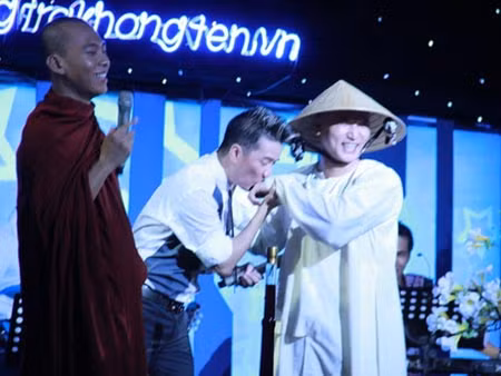 Nụ hôn khả ố ảnh 2