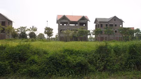 Những dự án dở dang thế này đang trở thành món nợ với nhiều chủ đầu tư bất động sản.
